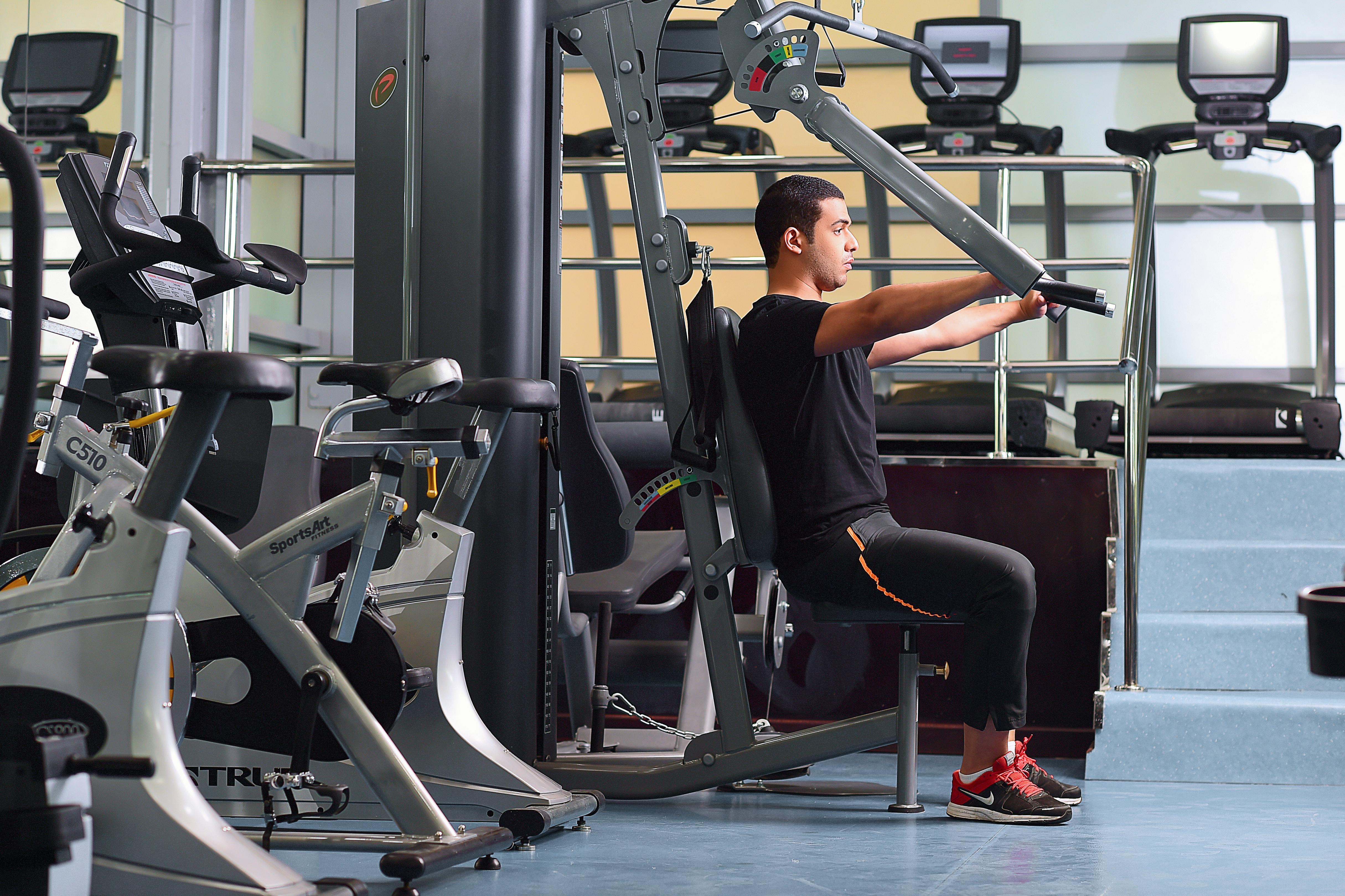 Saraya Corniche Hotel Ντόχα Εξωτερικό φωτογραφία A man using a shoulder press machine
