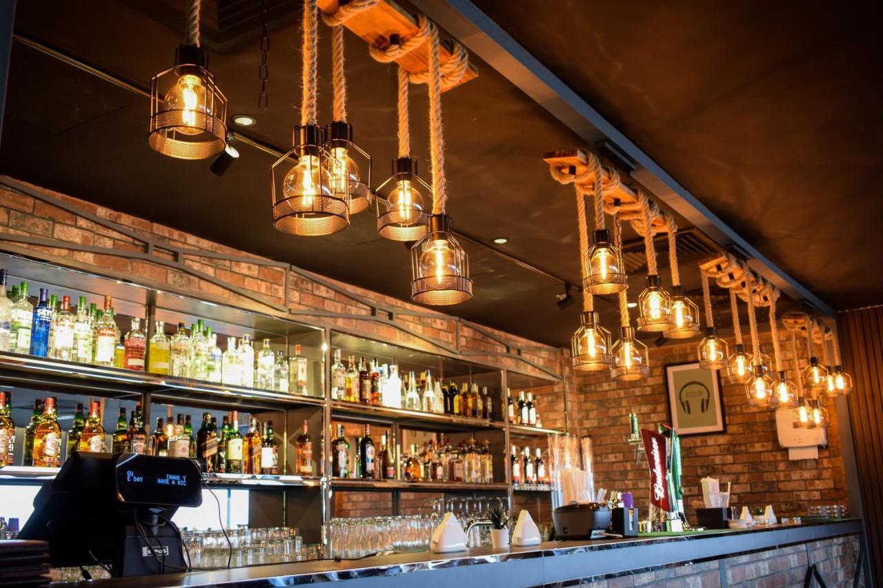 Saraya Corniche Hotel Ντόχα Εξωτερικό φωτογραφία The bar at the restaurant