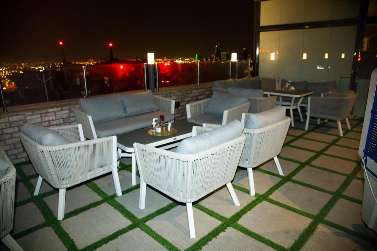 Saraya Corniche Hotel Ντόχα Εξωτερικό φωτογραφία Rooftop bar at the hotel