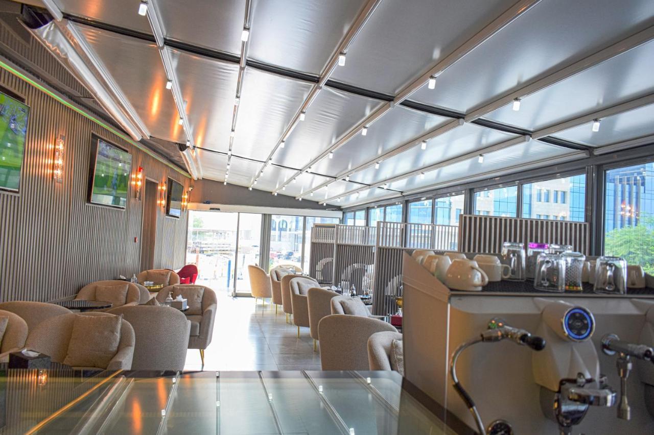 Saraya Corniche Hotel Ντόχα Εξωτερικό φωτογραφία The interior of the lounge