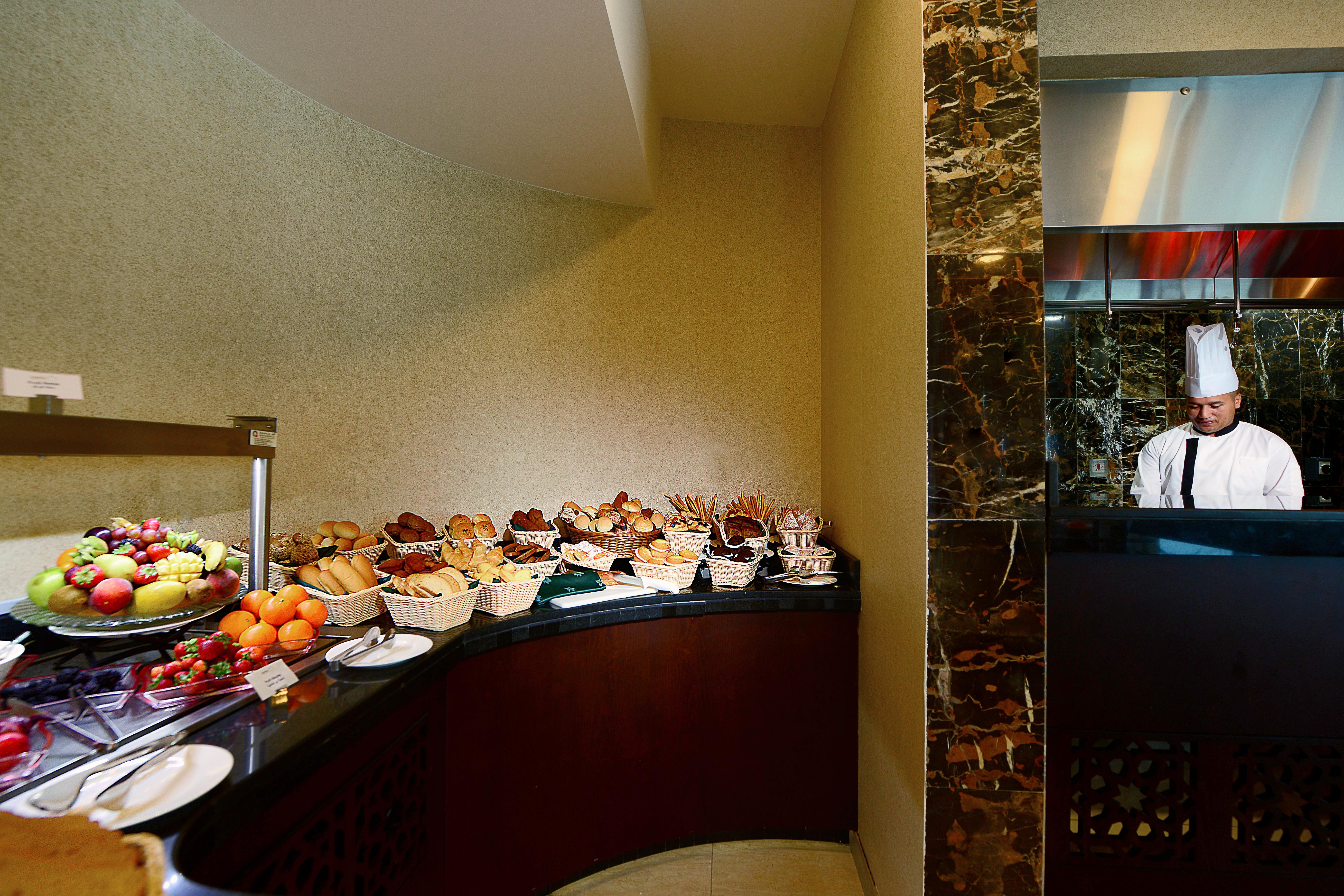 Saraya Corniche Hotel Ντόχα Εξωτερικό φωτογραφία A buffet at a hotel