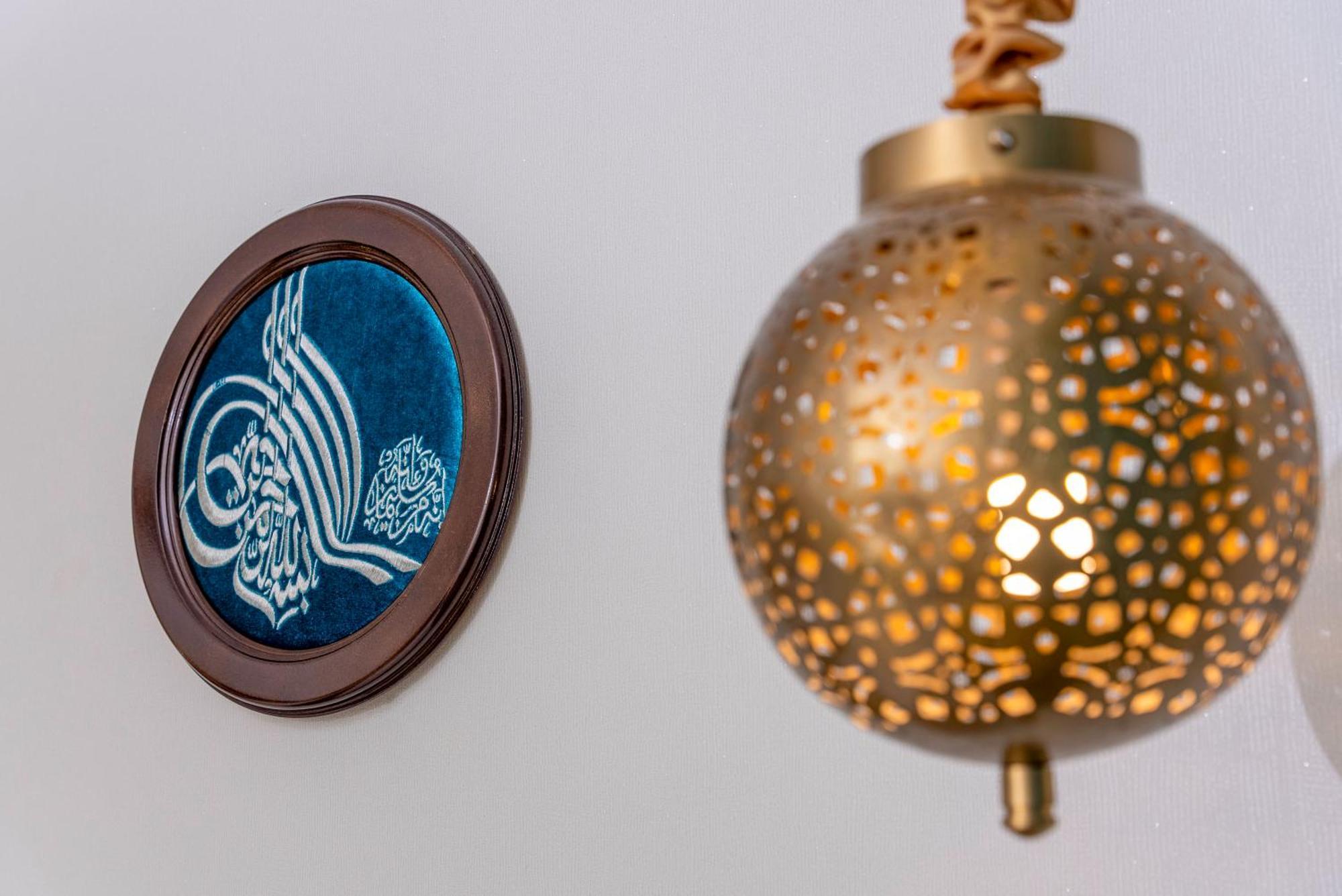 Saraya Corniche Hotel Ντόχα Εξωτερικό φωτογραφία A modern Arabic lamp